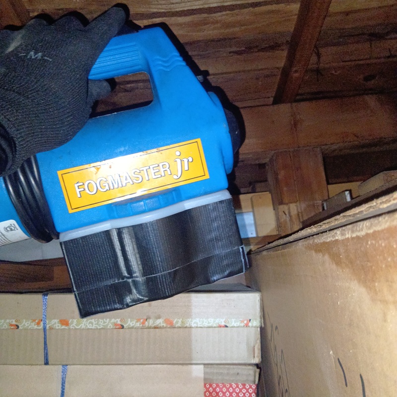 屋根裏に除菌・殺虫剤を散布