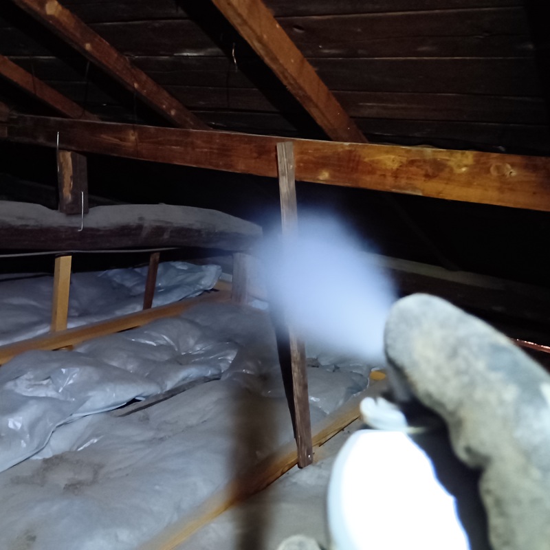 屋根裏に忌避剤を散布