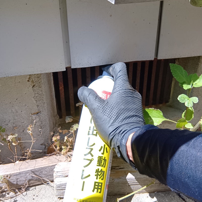 床下に忌避剤を散布
