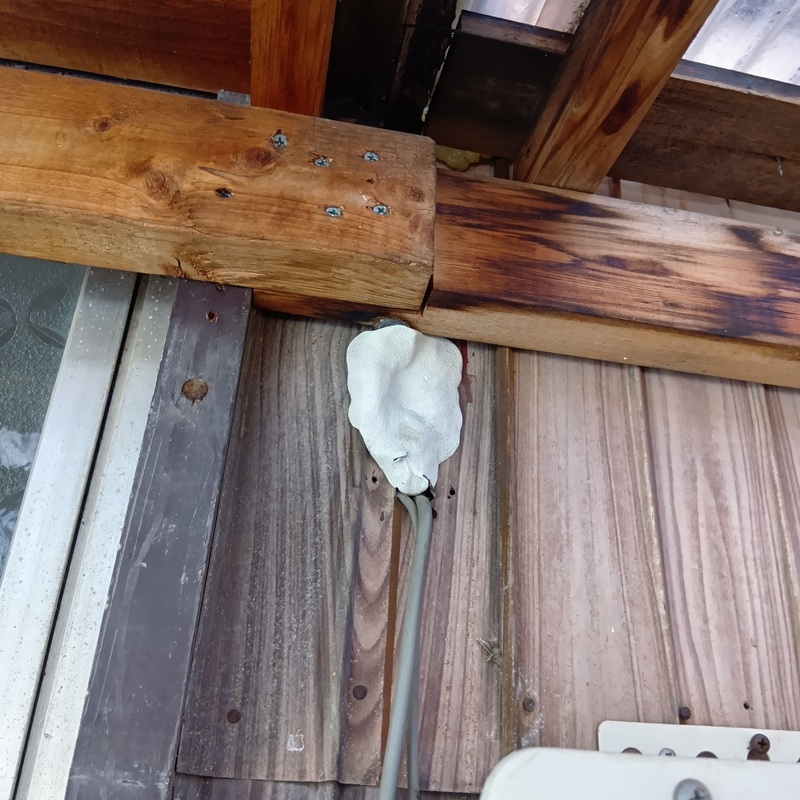 外壁にできていた穴をパテで補修