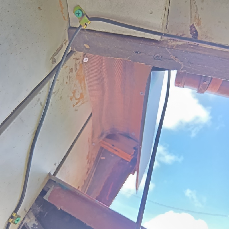 軒のすき間を金網で封鎖