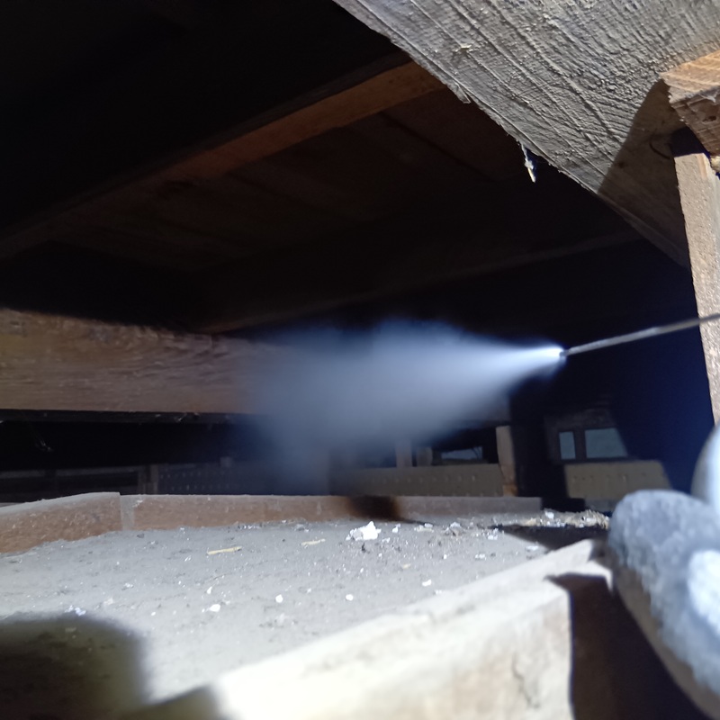 屋根裏に除菌・殺虫剤を散布