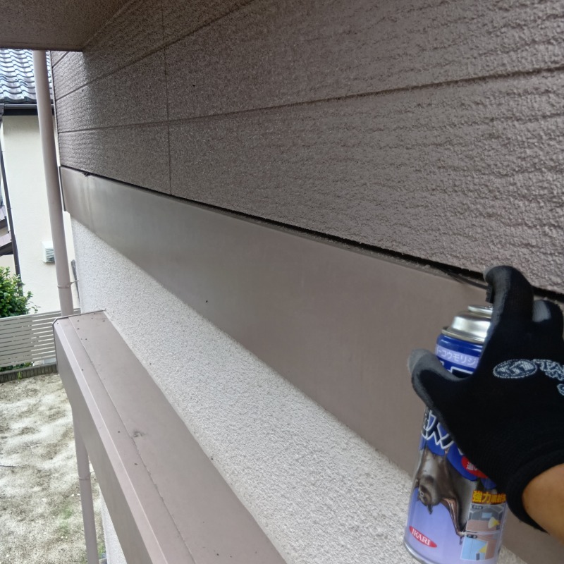 外壁のすき間に忌避剤を注入