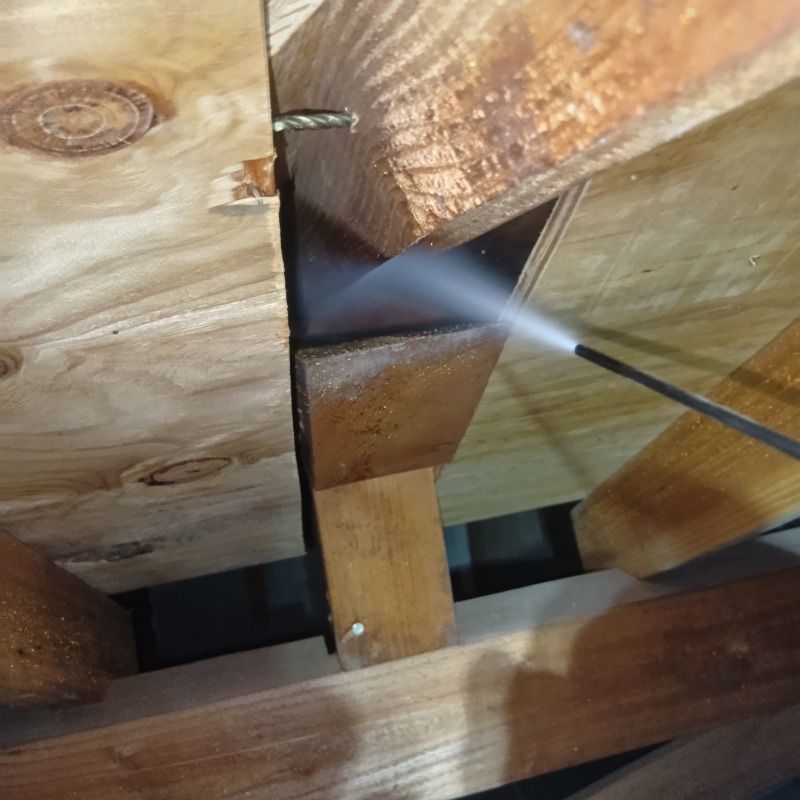 屋根裏に殺虫剤を散布