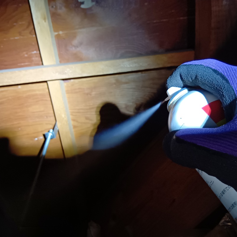 天井裏に忌避剤を散布