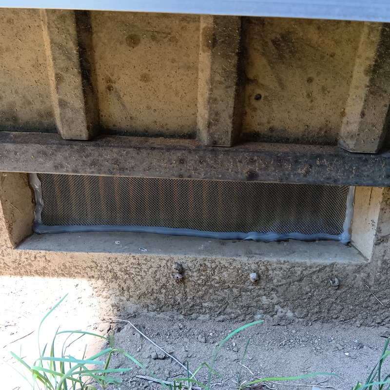 床下通気口を金網で封鎖