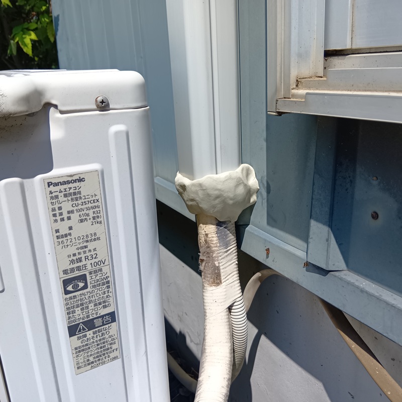 エアコンホースの隙間をパテで封鎖