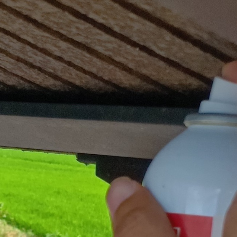 軒に忌避剤を散布