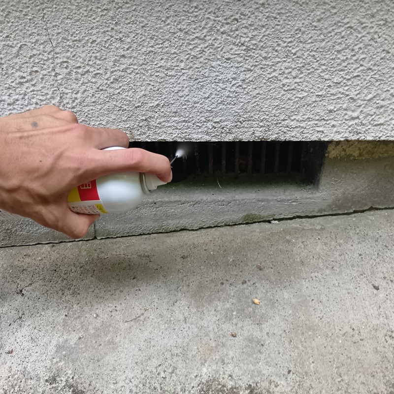 床下換気口に忌避剤を散布