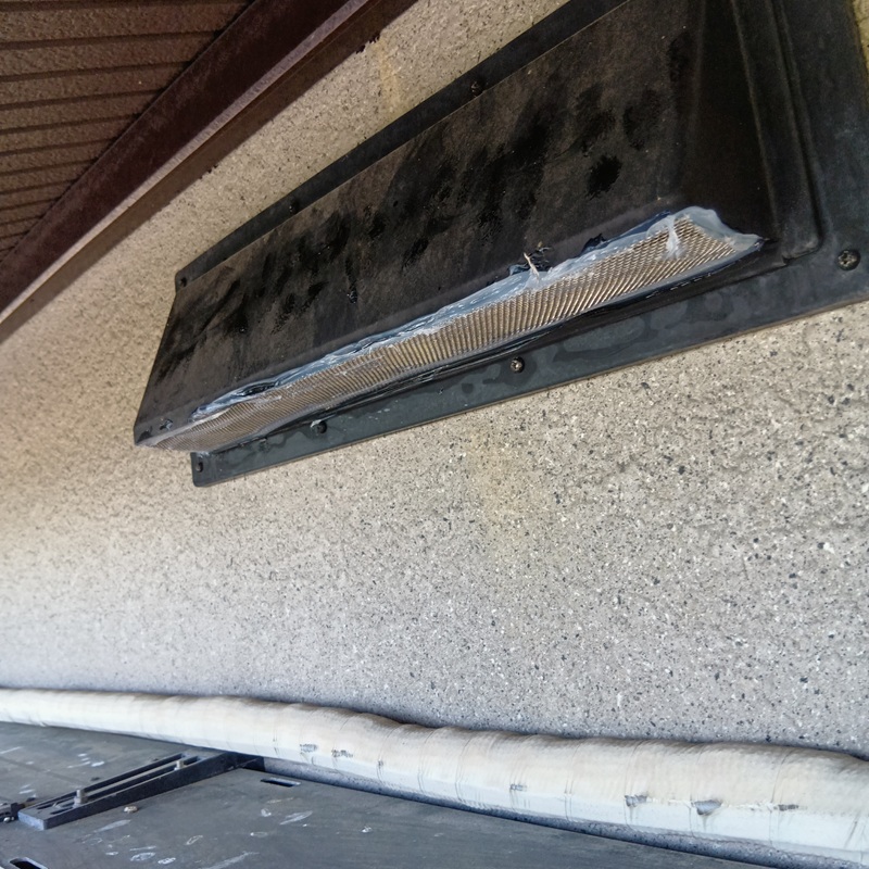 屋根裏換気口に金網を設置