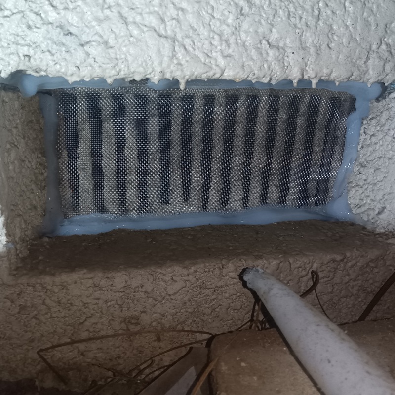 床下換気口に防鼠金網を設置