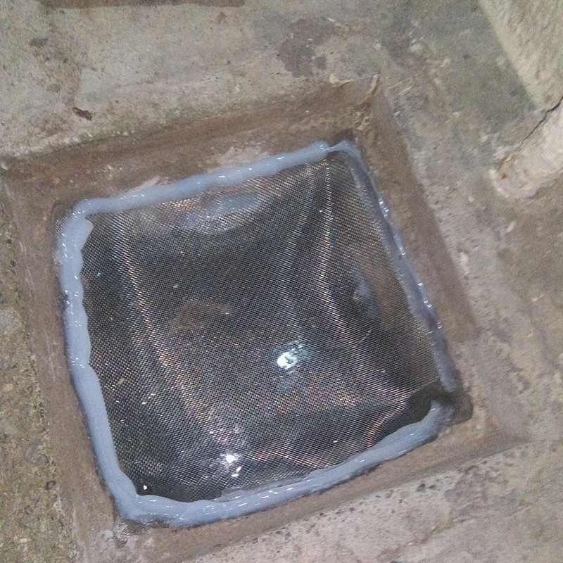 排水マスに防鼠金網を設置