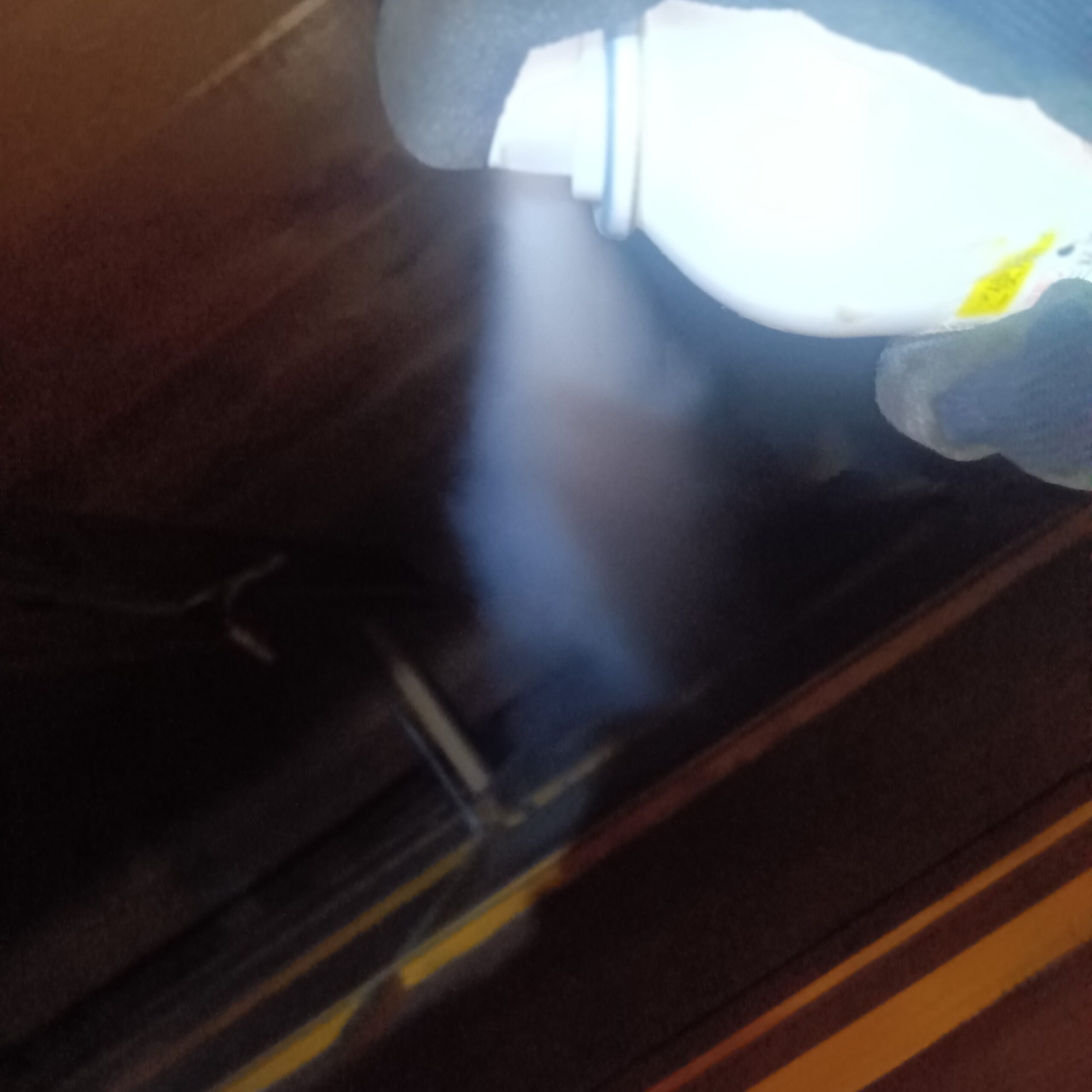 屋根裏に忌避剤を散布する様子