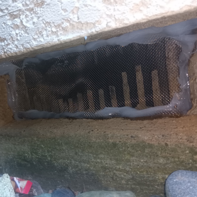 防鼠金網を設置した床下換気口