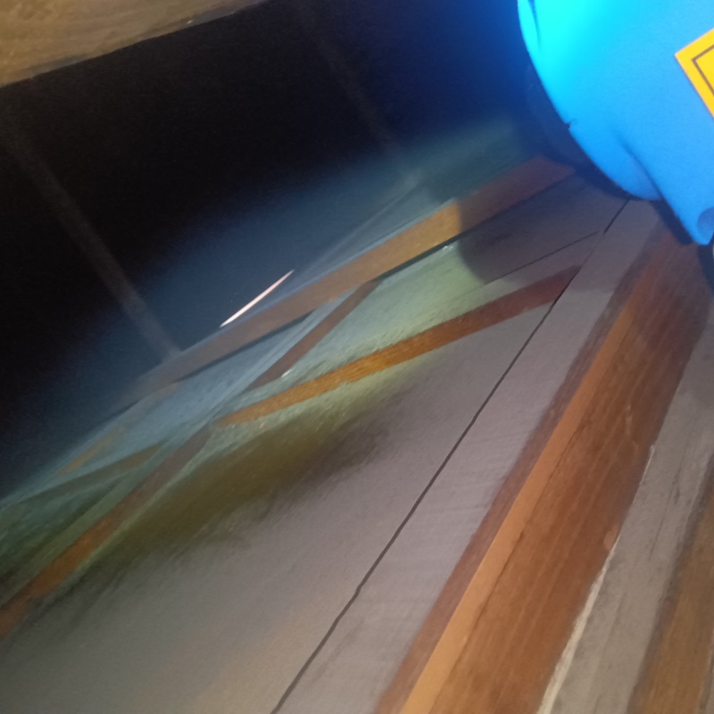 屋根裏に除菌・消臭剤を散布する様子