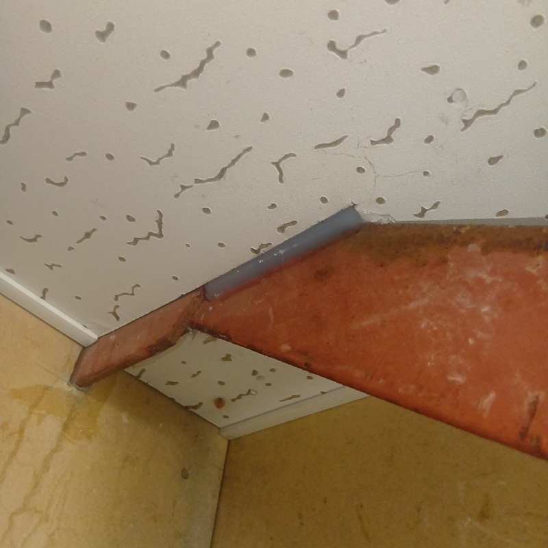 天井のすき間をふさいだ様子