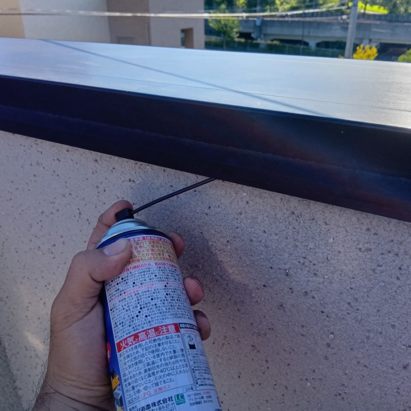 バルコニー手すり内に忌避剤を注入