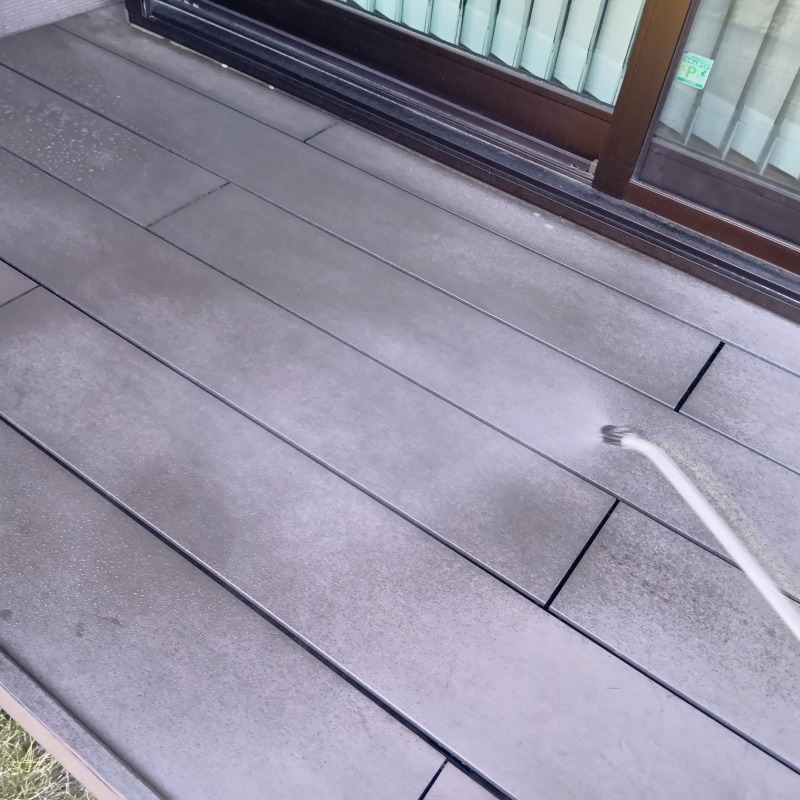 バルコニー内に除菌・殺虫剤を散布