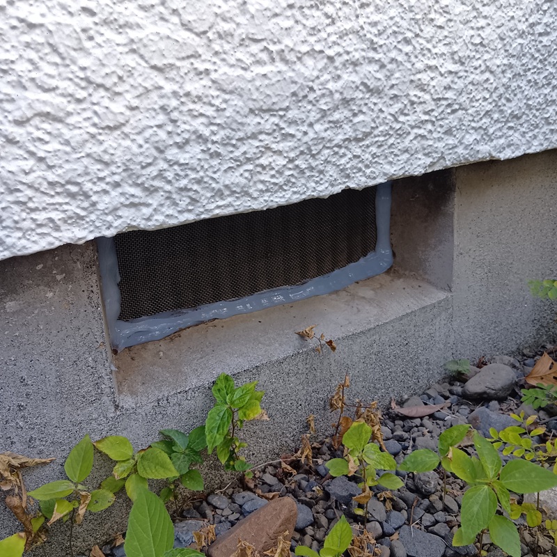 床下換気口に防鼠金網を設置