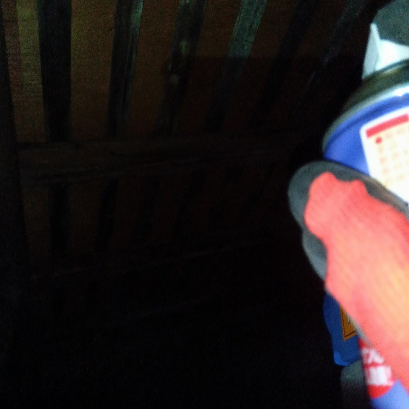 屋根裏に忌避剤を散布する様子