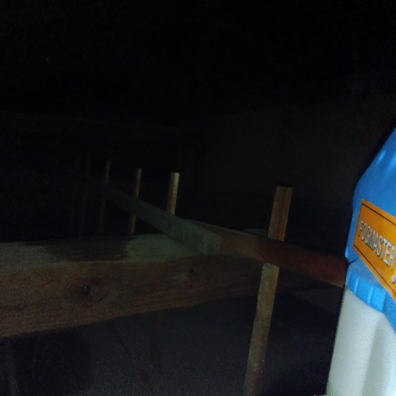 屋根裏に除菌・殺虫剤を散布する様子