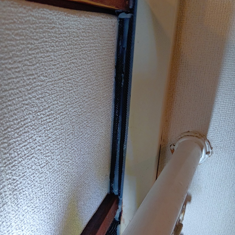 壁のすき間を封鎖した様子