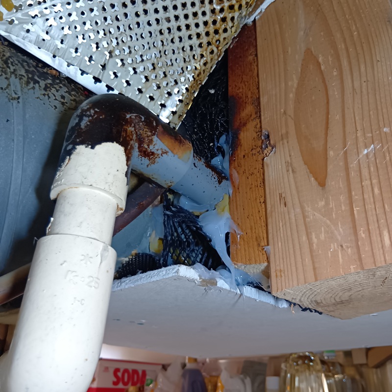 配管周りのすき間を封鎖した様子