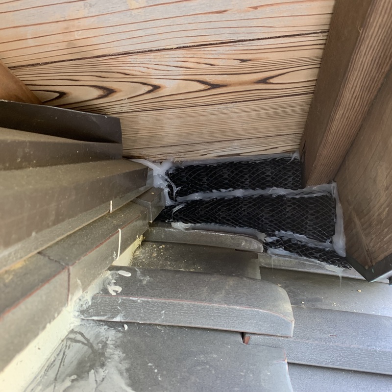 屋根のすき間をふさいだ様子