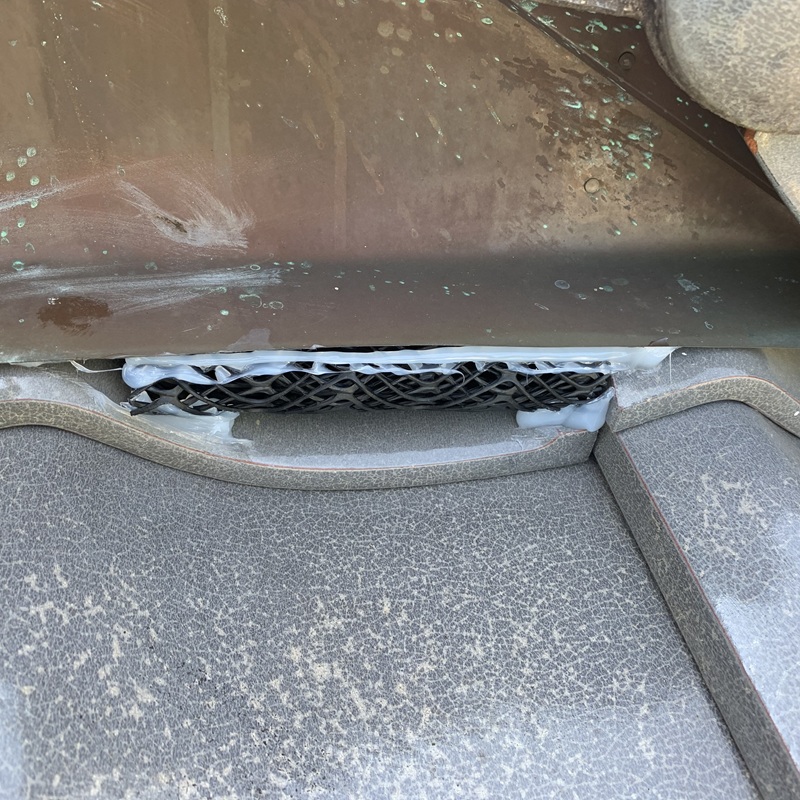 屋根のすき間をふさいだ様子