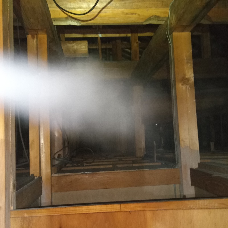 屋根裏に忌避剤を散布