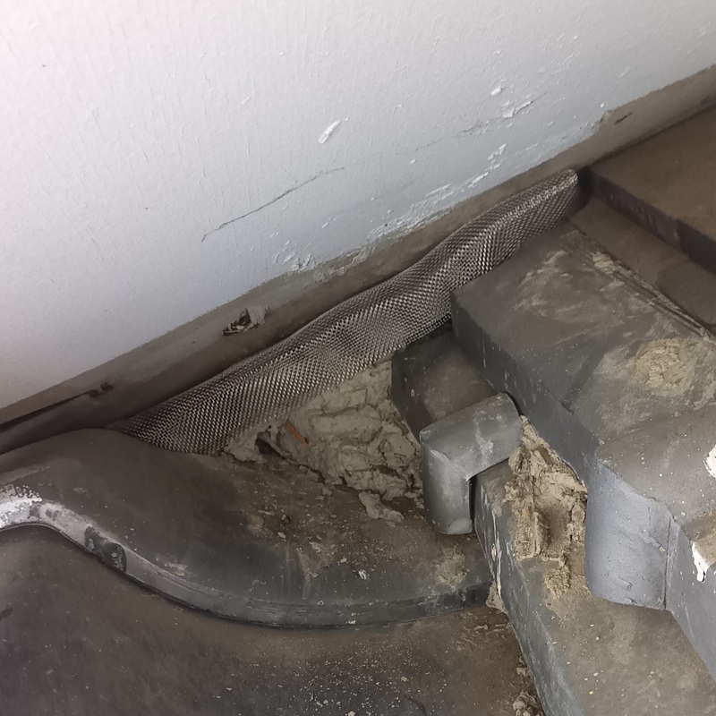 屋根のすき間を封鎖