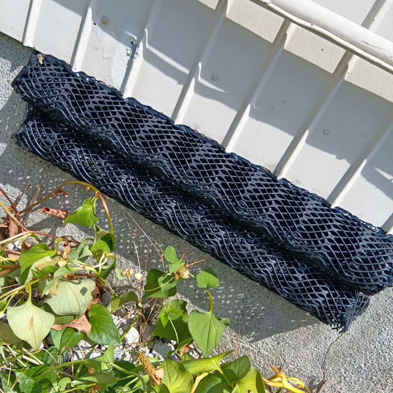 床下換気口に防鼠ネットを設置した様子