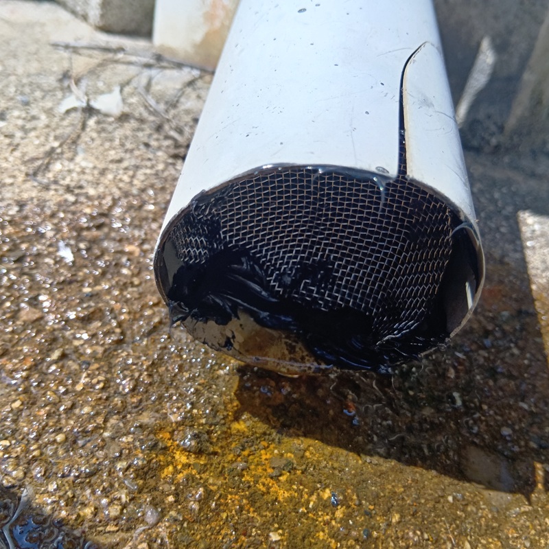 雨どいに防鼠金網を設置した様子