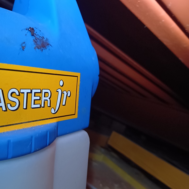 除菌・殺虫剤散布の様子