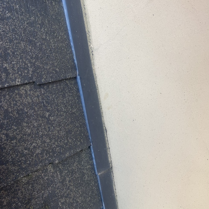 屋根のすき間をふさいだ様子