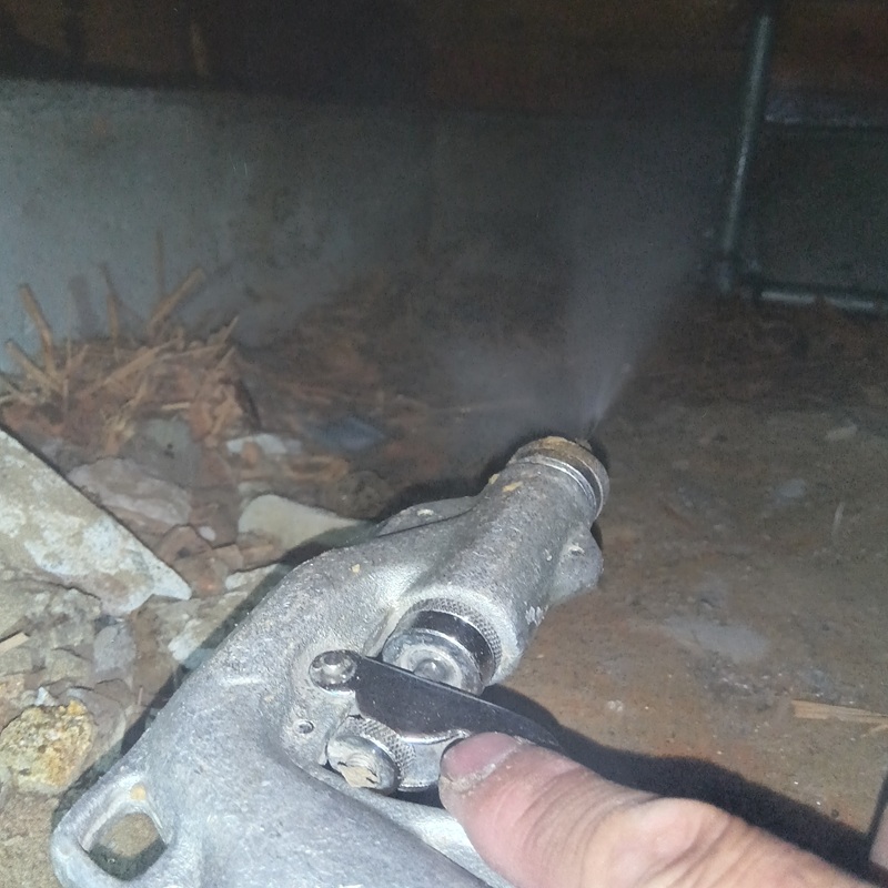 床下の地面に駆除剤を散布