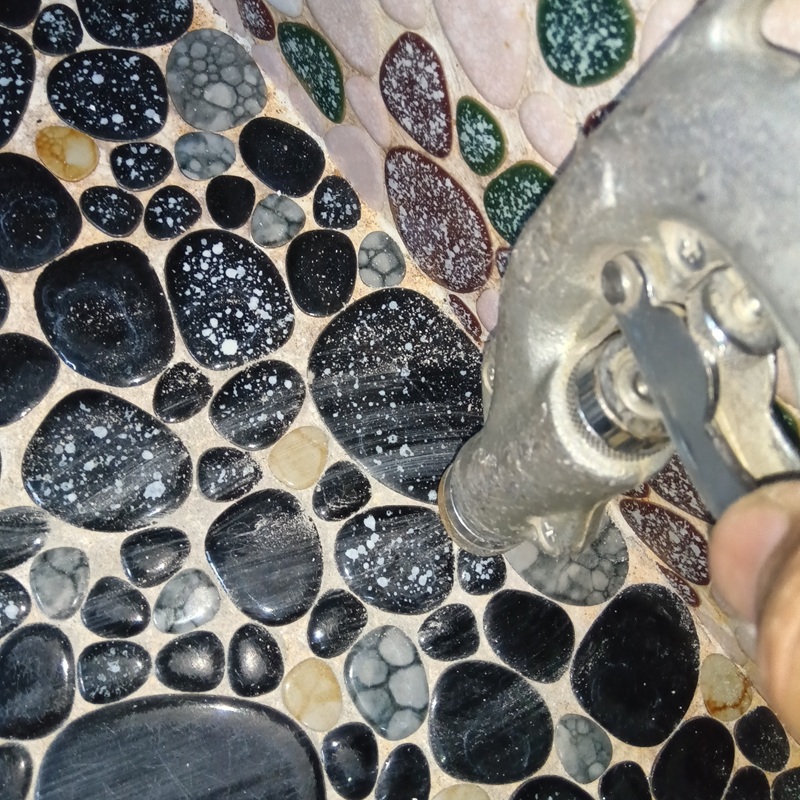 浴室床に駆除剤を注入