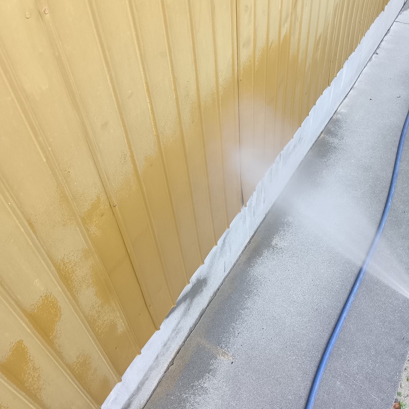 基礎周りに駆除剤を散布