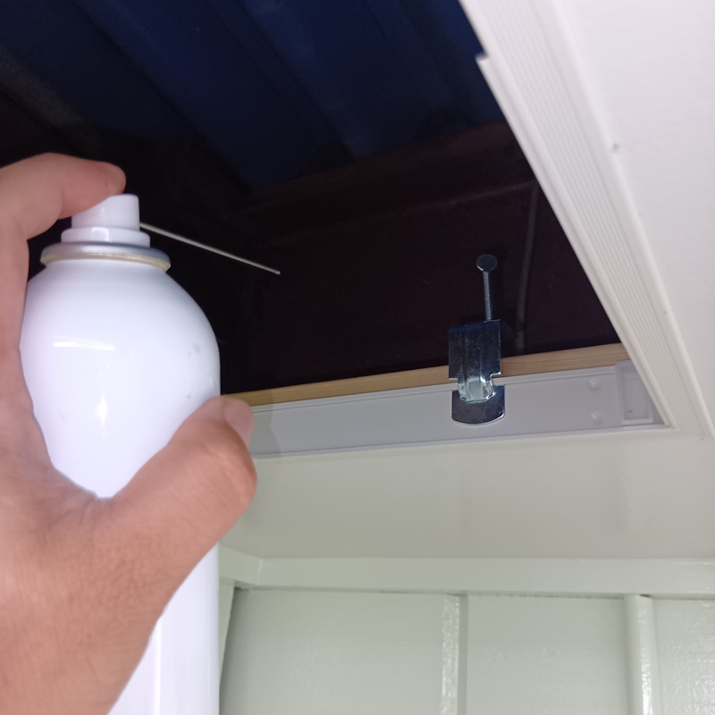 天井裏に忌避剤を散布