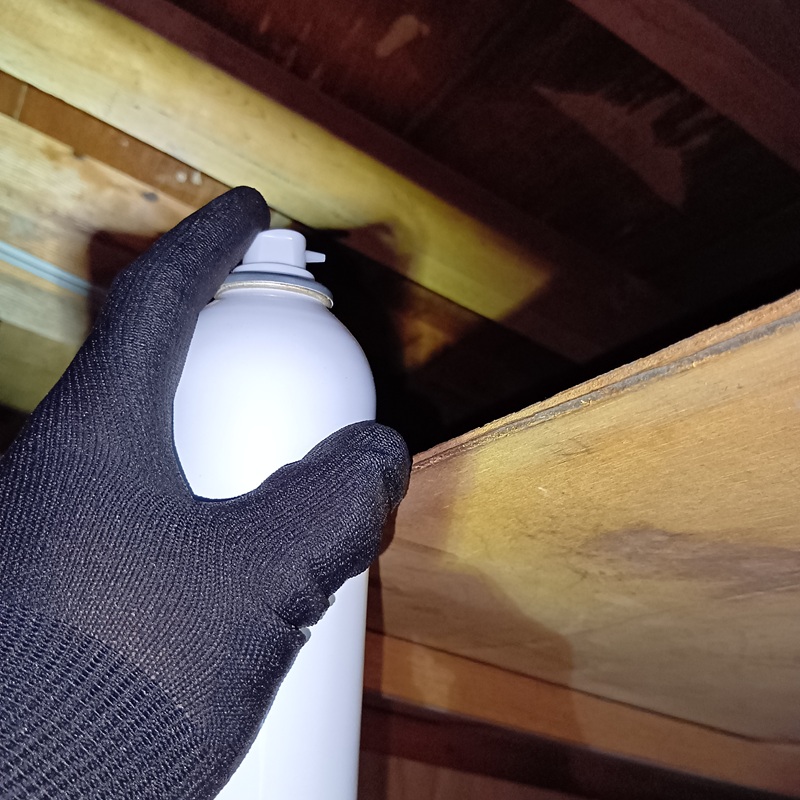 天井裏に忌避剤を散布