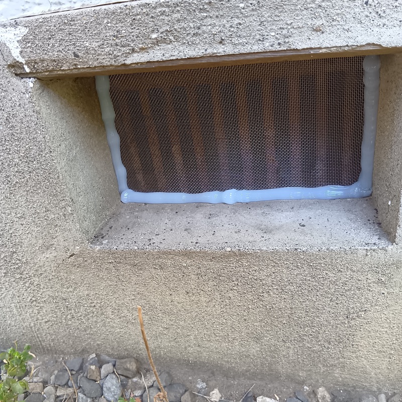 床下換気口に防鼠金網を設置
