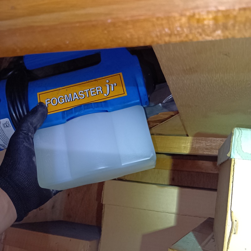 天井裏に除菌・殺虫剤を散布