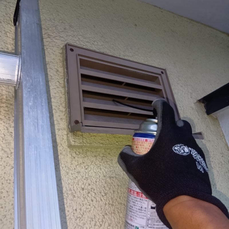 通気口内に忌避剤を散布