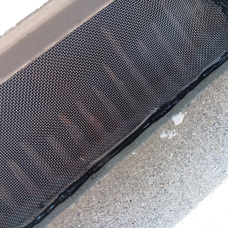 床下換気口を補修した様子