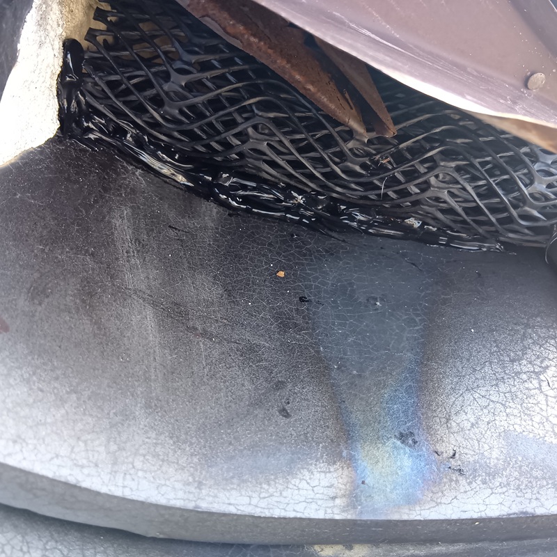 屋根の隙間を防鼠ネットでふさいだ様子