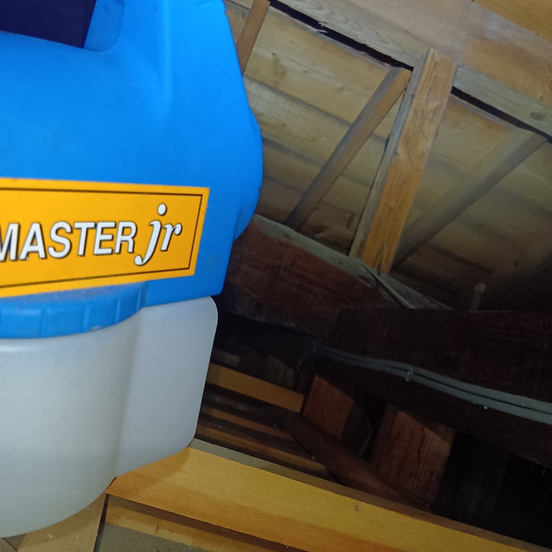 屋根裏に除菌・殺虫剤を散布する様子