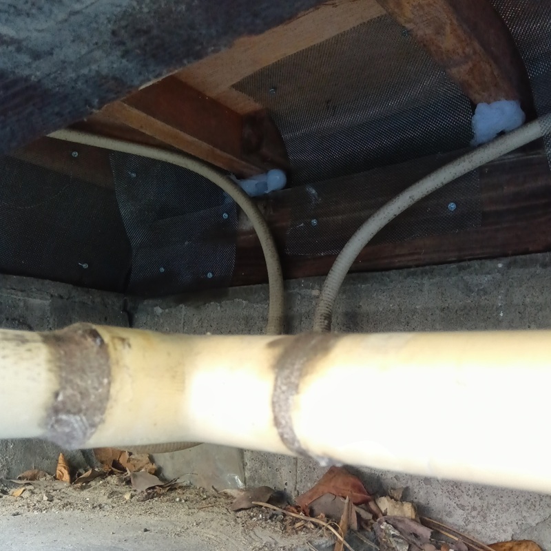 床下への侵入口を金網で封鎖した様子