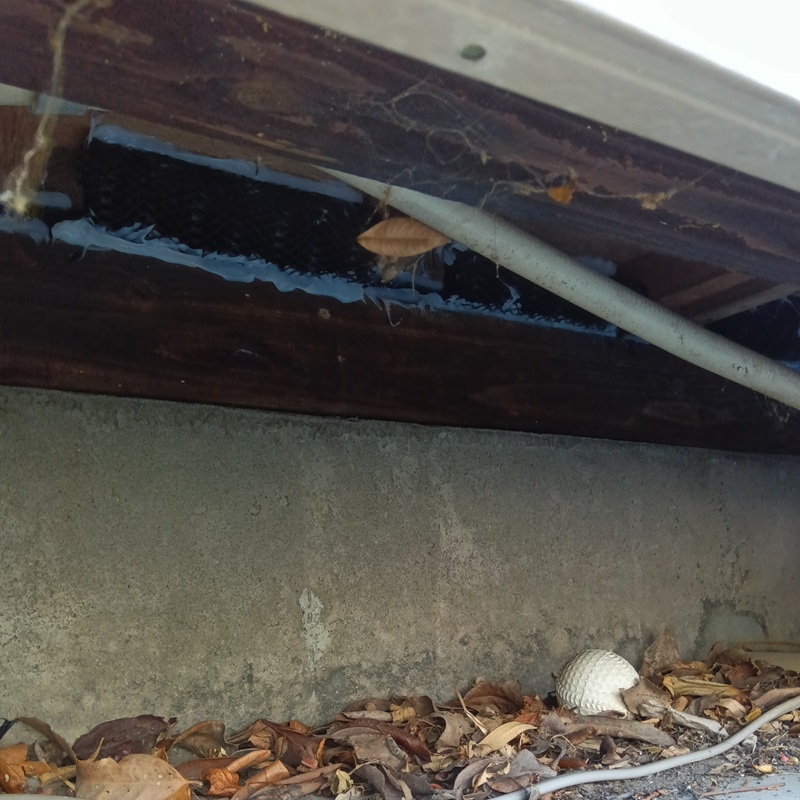 床下への侵入口をネットで封鎖した様子