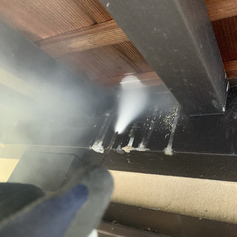 軒のすき間に忌避剤を散布