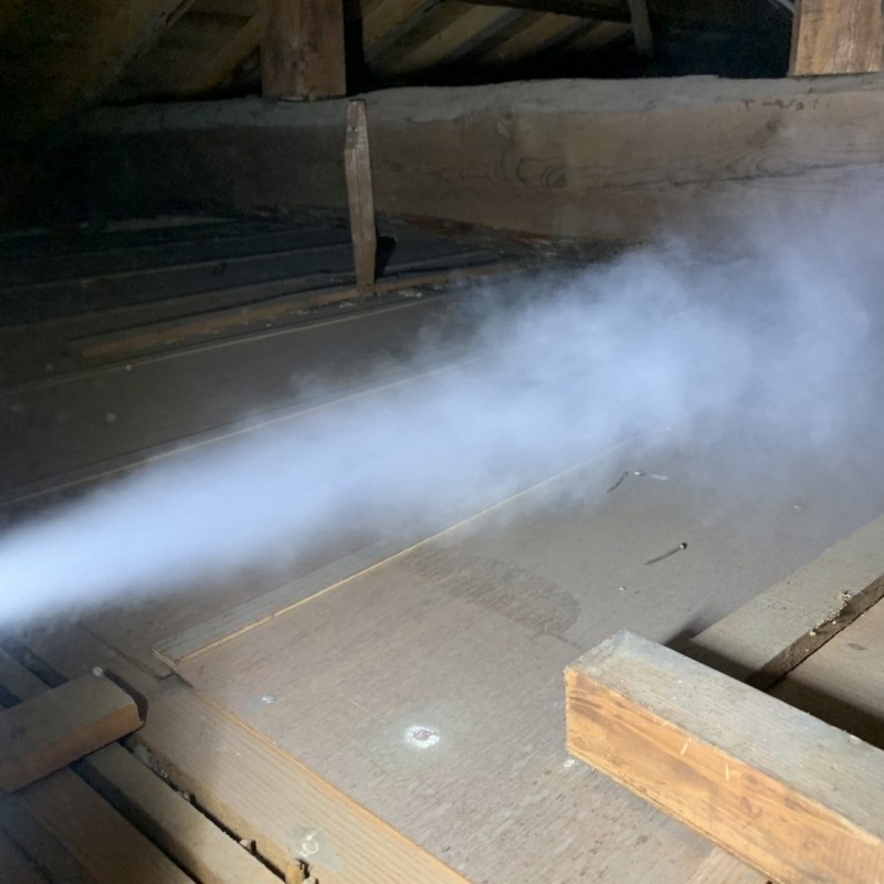 屋根裏に忌避剤を散布